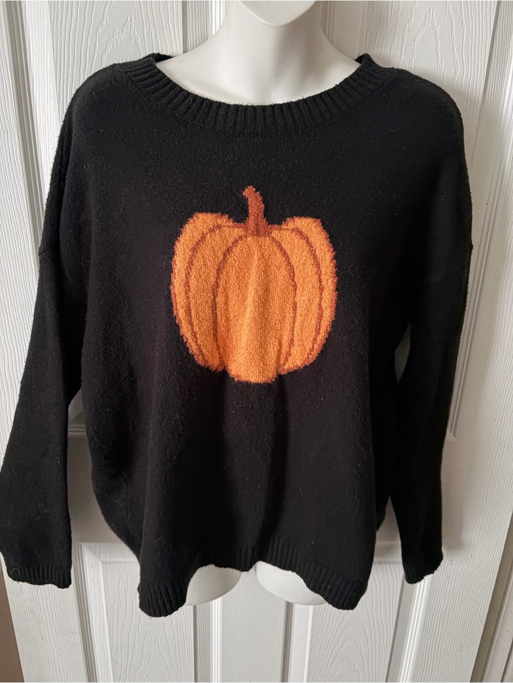 Mia & Tess Women’s Black Pumpkin Sweater Size Medium